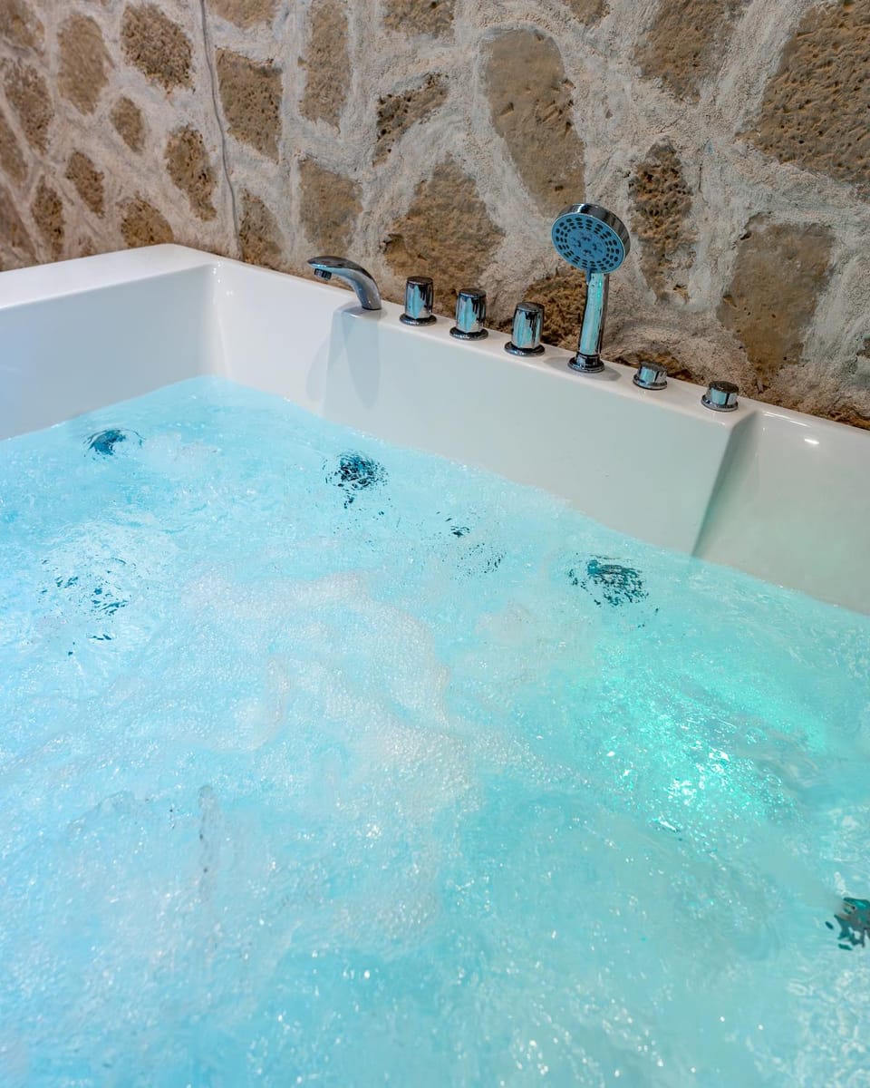 Hot Tub, Swimming pool