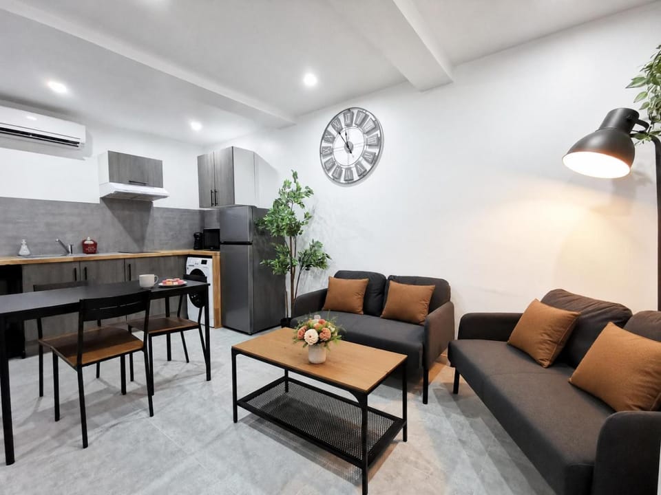 Living room, Seating area