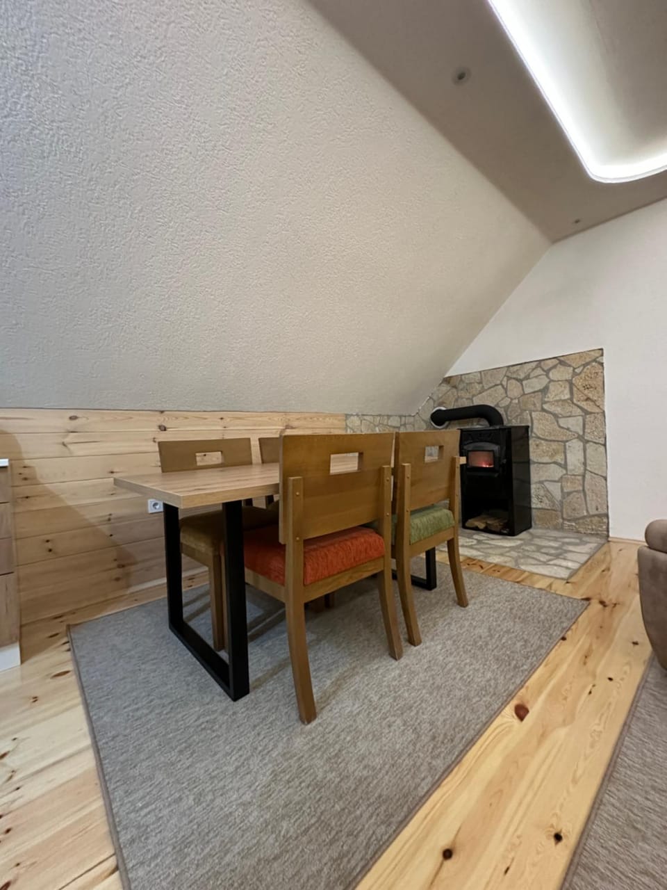 Kitchen or kitchenette, Dining area