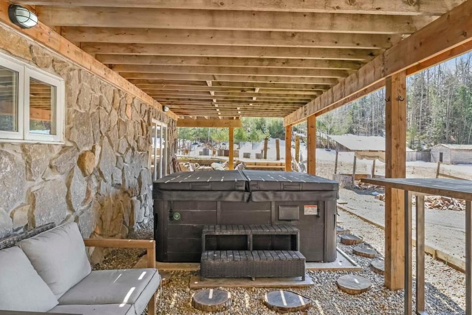 Patio, Hot Tub, Seating area