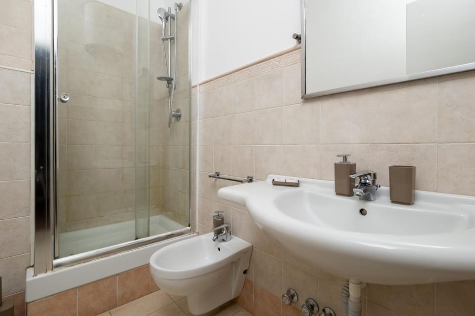 Shower, Toilet, Bathroom, towels