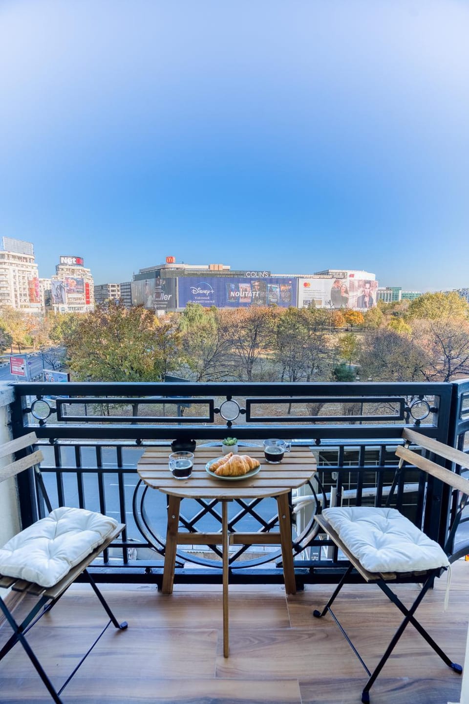 Patio, Natural landscape, View (from property/room), Balcony/Terrace, Seating area, City view