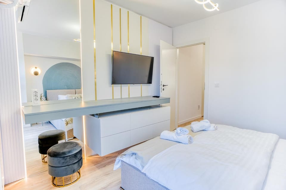Bed, TV and multimedia, Photo of the whole room, Bedroom, towels