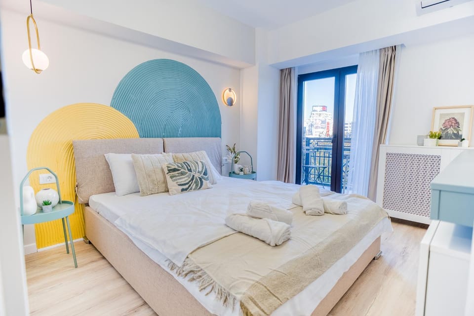 Bed, Seating area, Bedroom