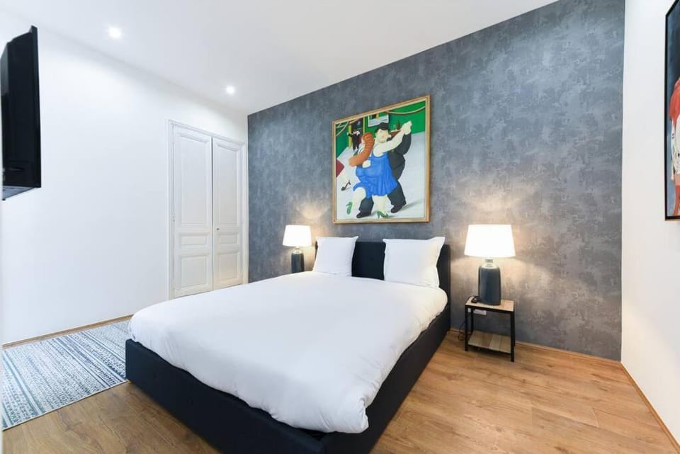 Bed, TV and multimedia, Photo of the whole room, Bedroom