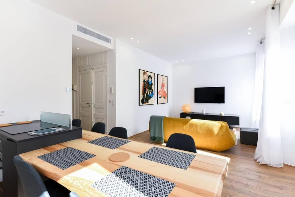 Communal lounge/ TV room, TV and multimedia, Living room, Seating area, Dining area