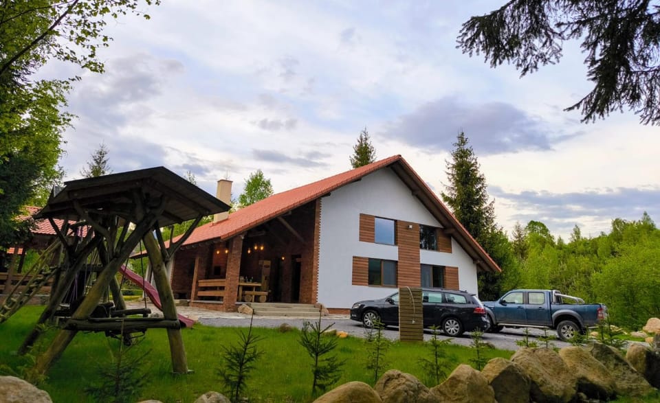 Property building, Day, Natural landscape, Garden, Parking