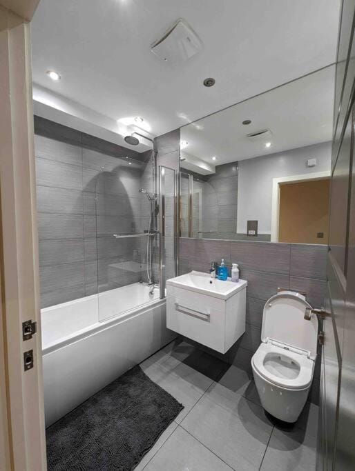 Elegant Central Brentwood Flat Apartment in Brentwood