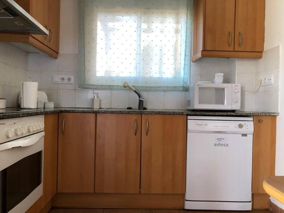Kitchen or kitchenette, dishwasher, minibar