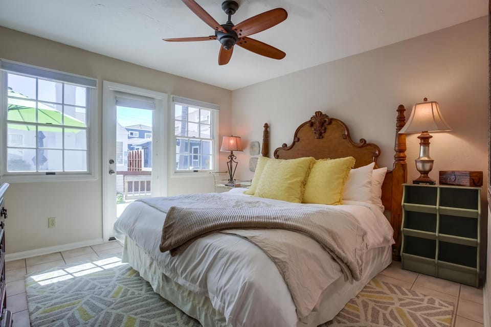 Stunning Beach Home - Steps to the Bay,Beach, &Boardwalk w Grill & Patios House in Mission Beach