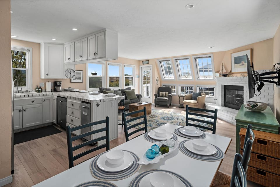 Bay View Paradise - Rooftop Deck, Off-Street Parking, King Suite, WasherDryer & Bay Views! House in Mission Beach