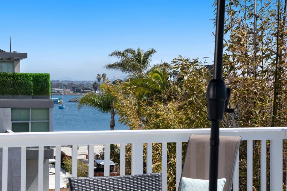 Bay View Paradise - Rooftop Deck, Off-Street Parking, King Suite, WasherDryer & Bay Views! House in Mission Beach