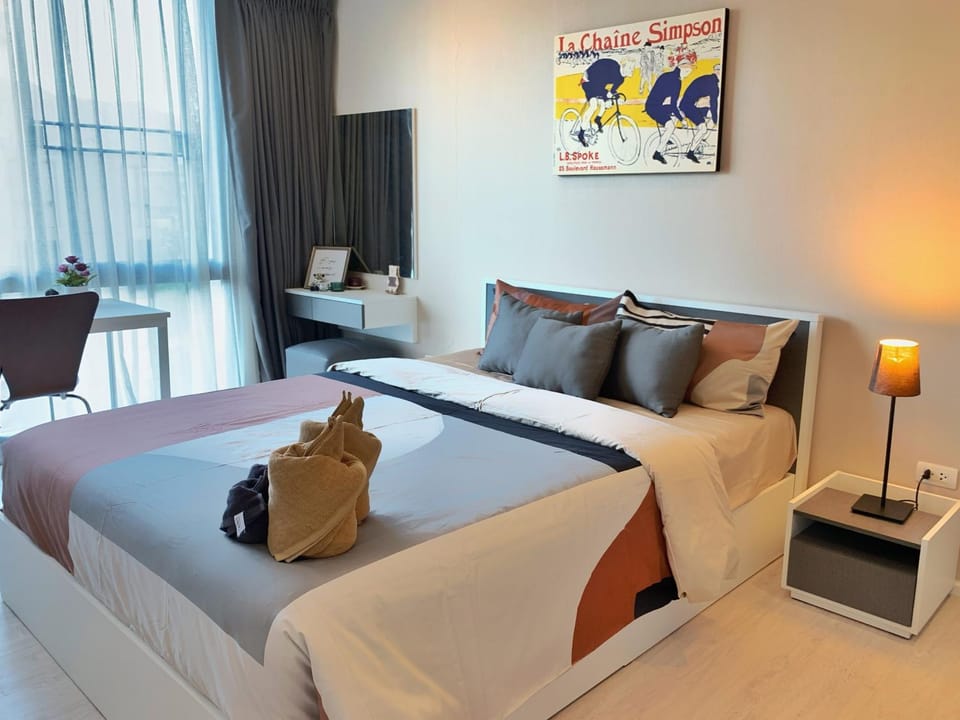Bed, Living room, Photo of the whole room, Seating area, Bedroom