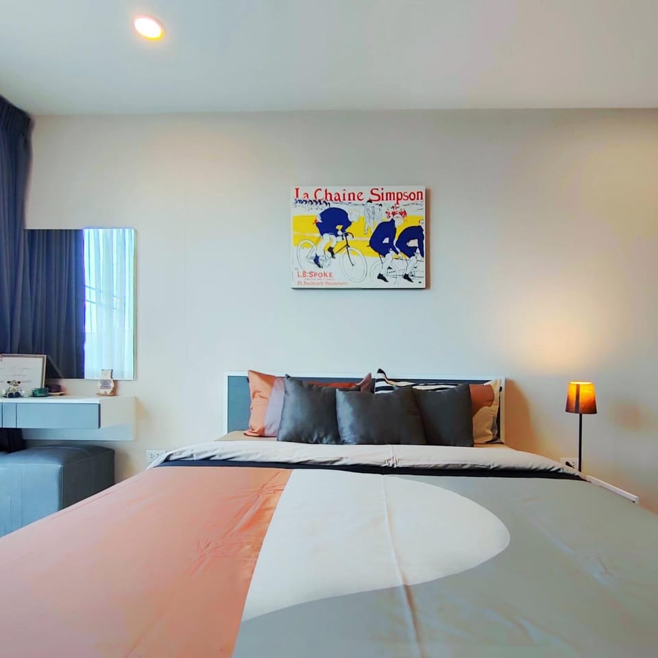 Bed, Living room, Photo of the whole room, Decorative detail, Seating area, Bedroom
