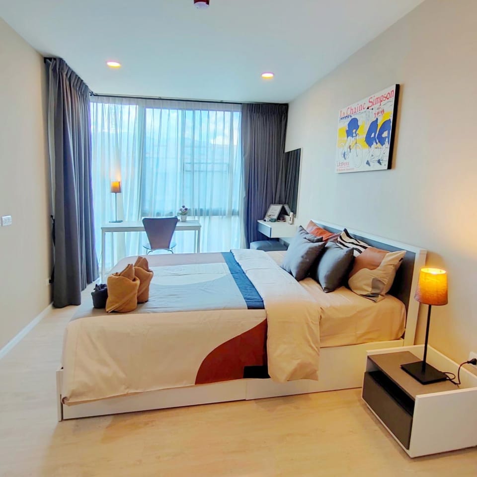 Bed, Living room, Photo of the whole room, Seating area, Bedroom