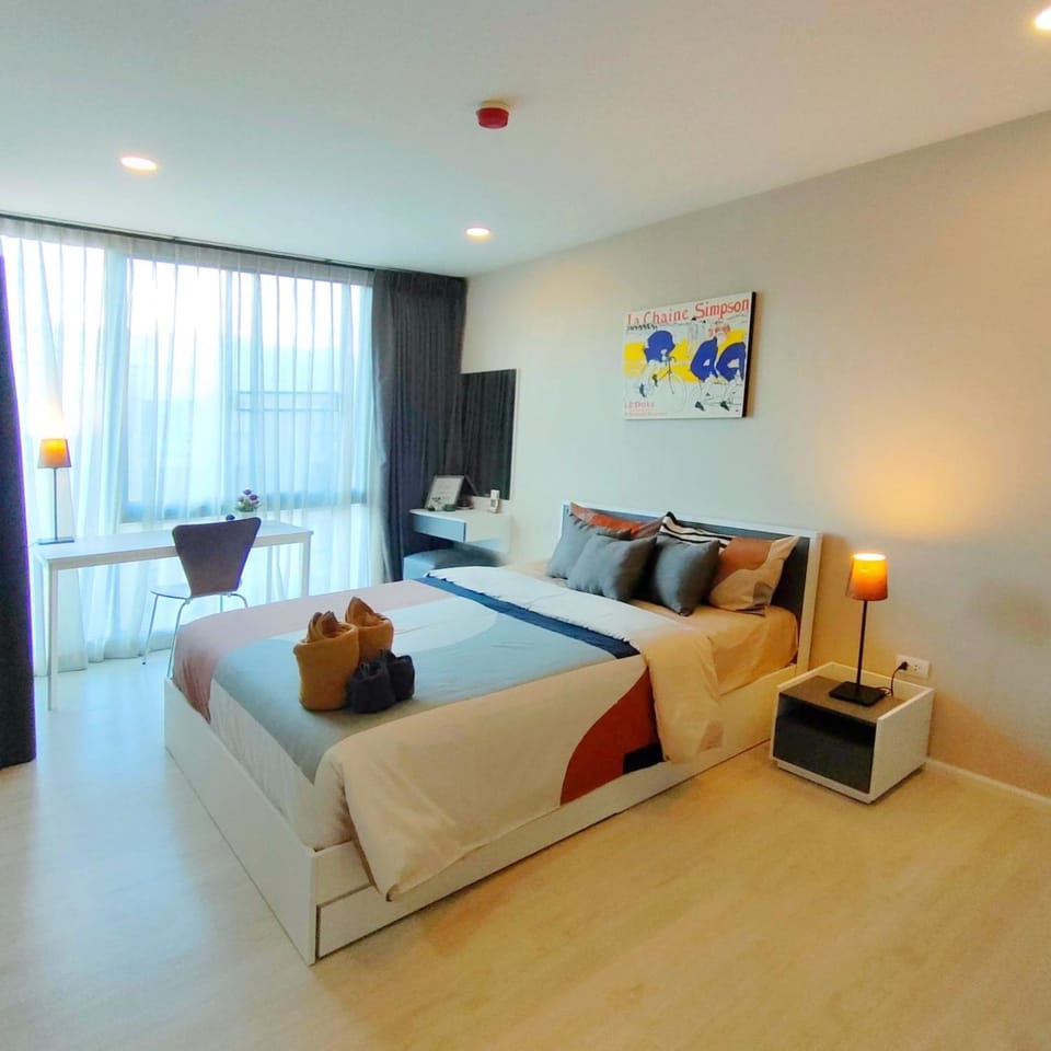 Bed, TV and multimedia, Living room, Photo of the whole room, Seating area, Bedroom