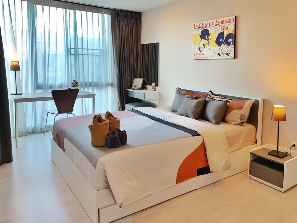 Bed, Photo of the whole room, Seating area, Bedroom