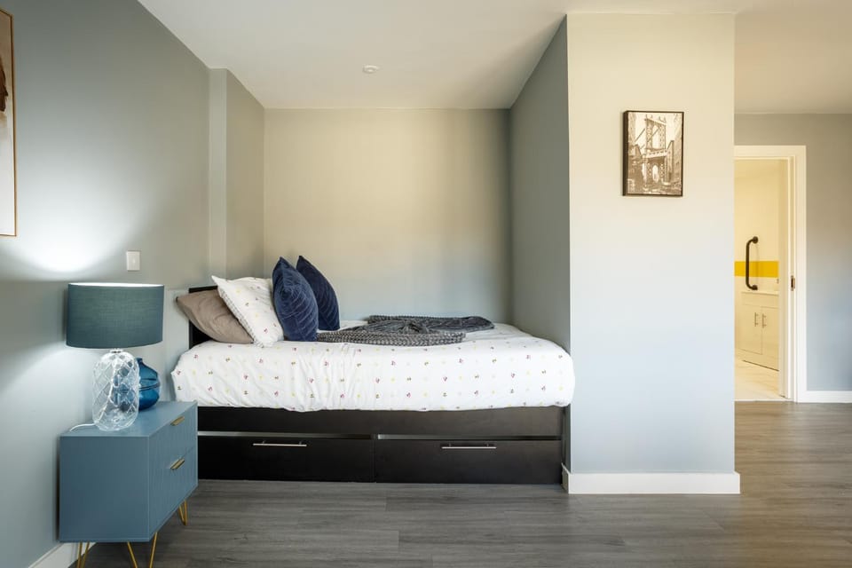 Bed, Bathroom, Other, Photo of the whole room, Decorative detail, Seating area, Bedroom, internet, wardrobe