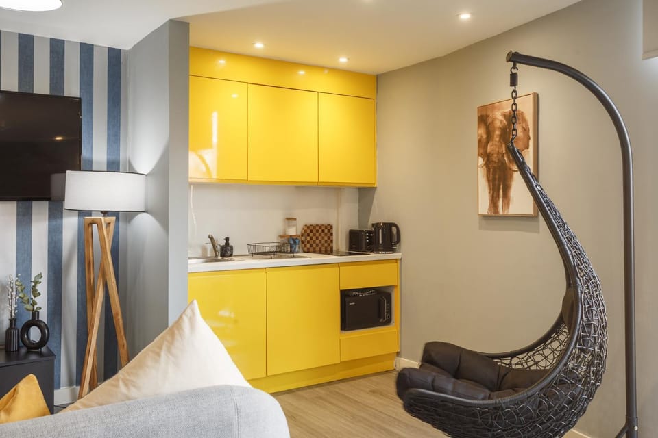 TV and multimedia, Kitchen or kitchenette, Living room, Decorative detail, Seating area, internet, minibar, storage, stove, kitchen