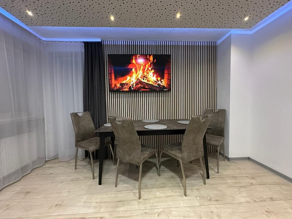 TV and multimedia, Living room, Seating area, Dining area
