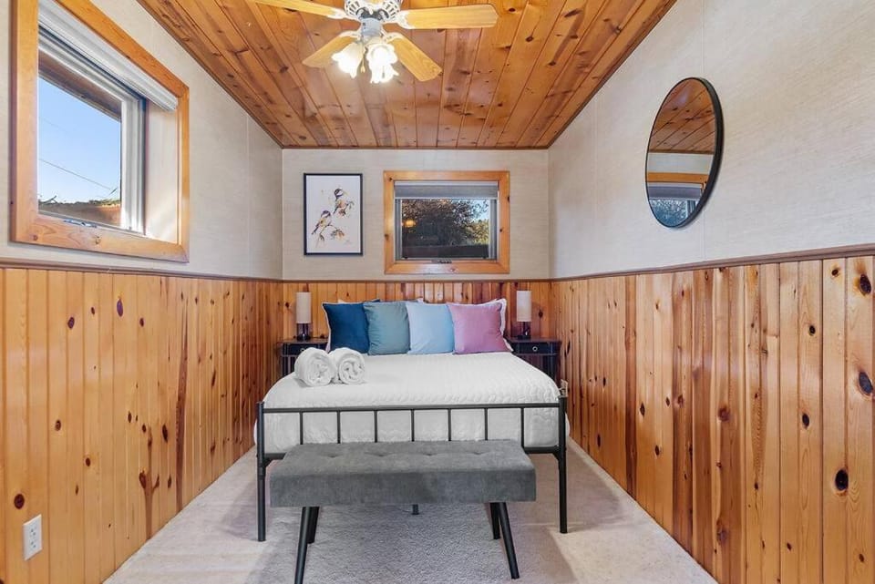 Bed, Photo of the whole room, Seating area, Dining area, Bedroom, fireplace