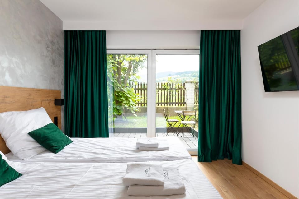 Bed, Natural landscape, TV and multimedia, View (from property/room), Balcony/Terrace, Photo of the whole room, Bedroom, Mountain view, towels