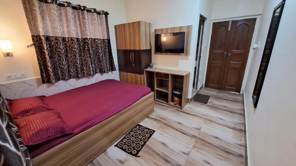 Bed, TV and multimedia, Photo of the whole room, Bedroom, wardrobe