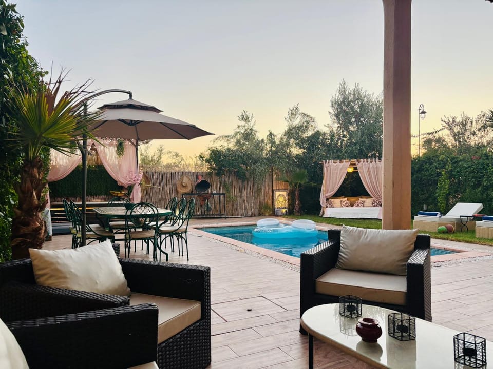Patio, View (from property/room), Living room, Seating area, Dining area, Pool view
