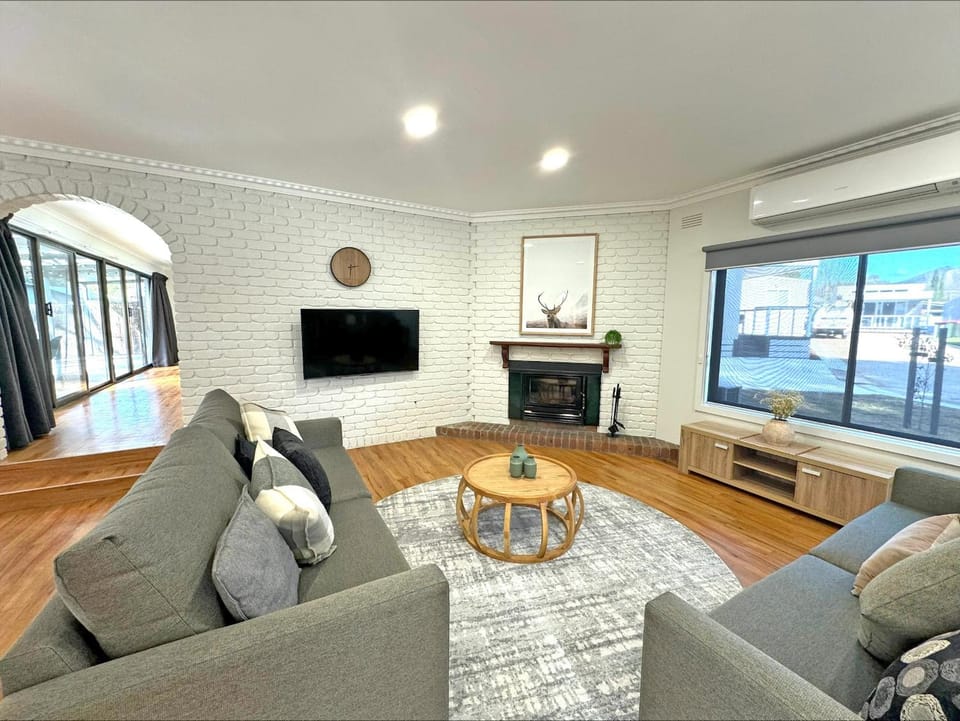 TV and multimedia, Living room, Photo of the whole room, fireplace