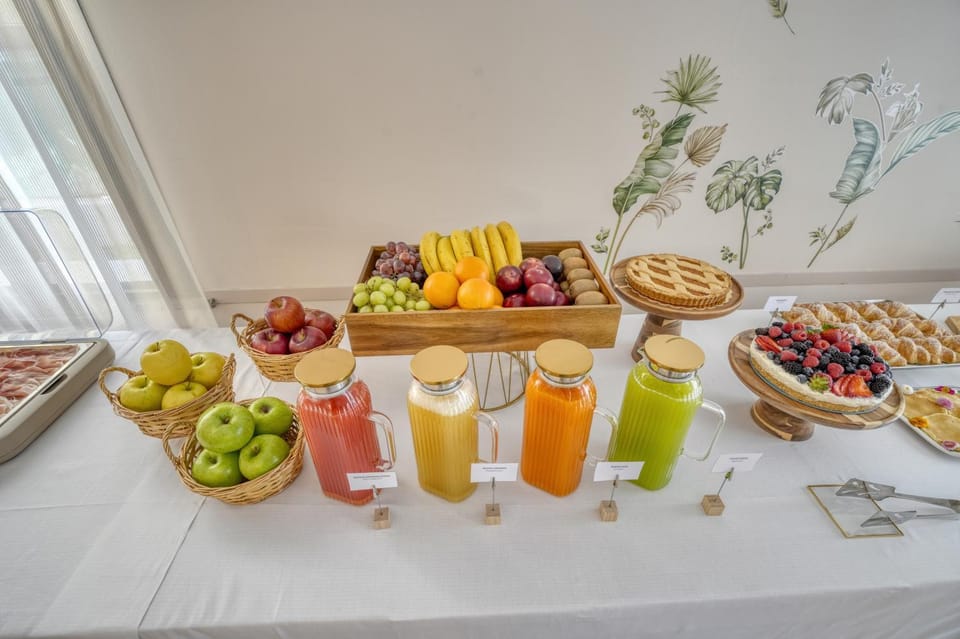 Food and drinks, Food, Breakfast, Continental breakfast, Buffet breakfast, Drinks