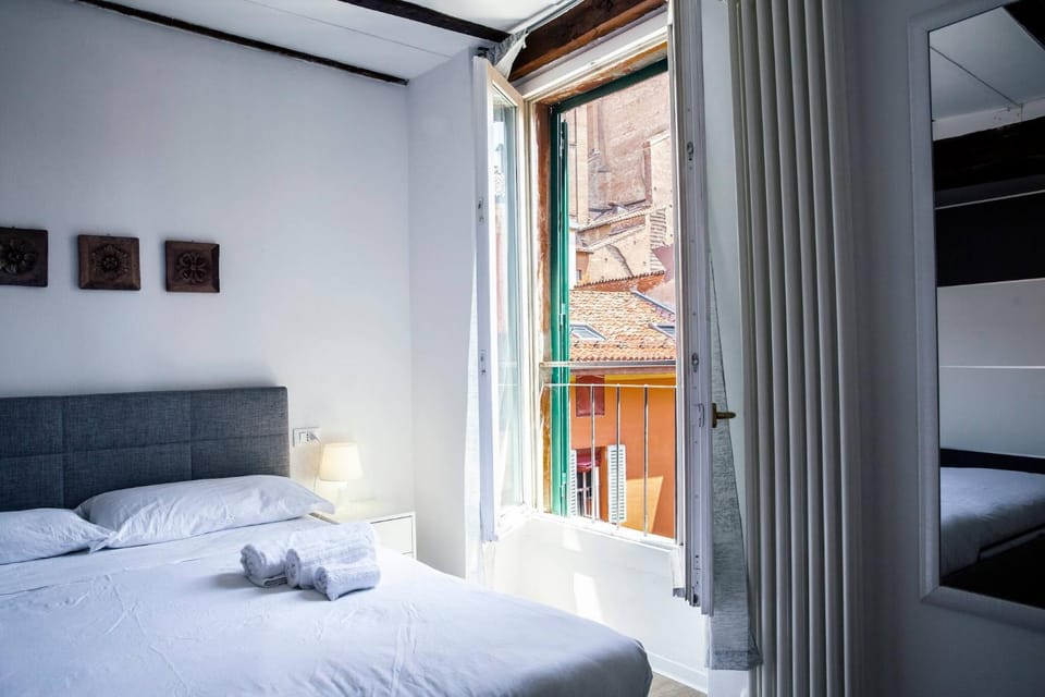 Bed, Bedroom, Inner courtyard view, towels