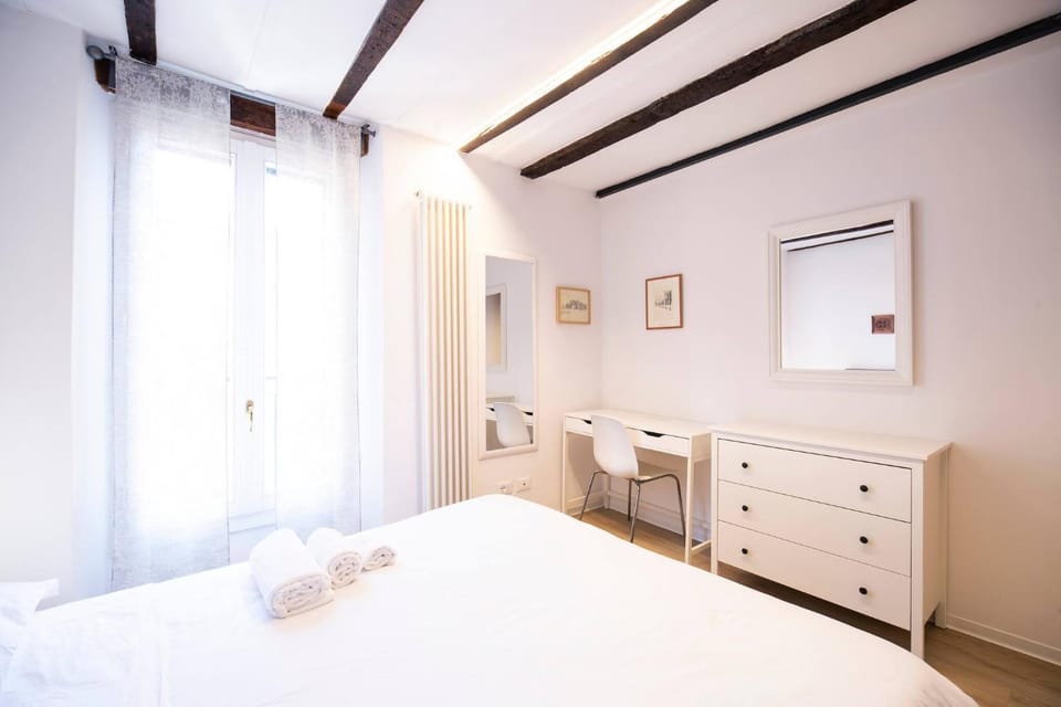 Bed, Bedroom, heating, towels
