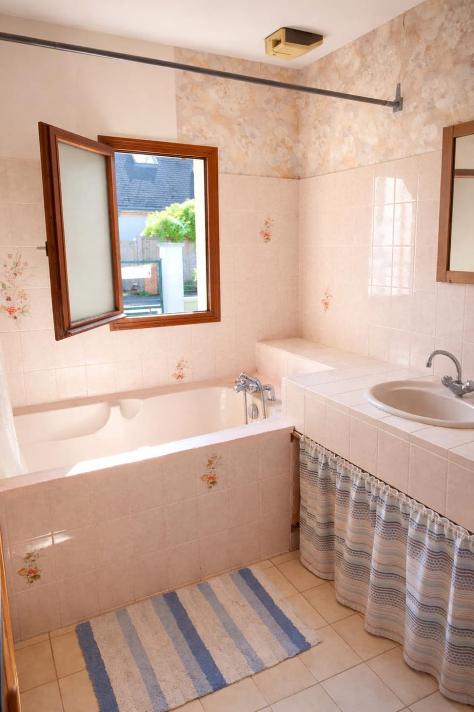 Etablissement commun avec chambre privé tranquille avec jardin a 10 min a pied de la gare de Fleury-les-Aubrais et 2 min d Orléans Bed and Breakfast in Orléans