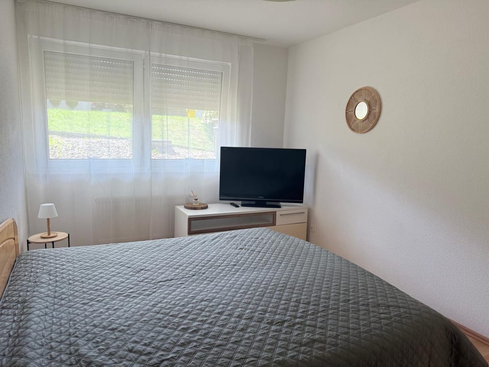 Bed, TV and multimedia, Bedroom