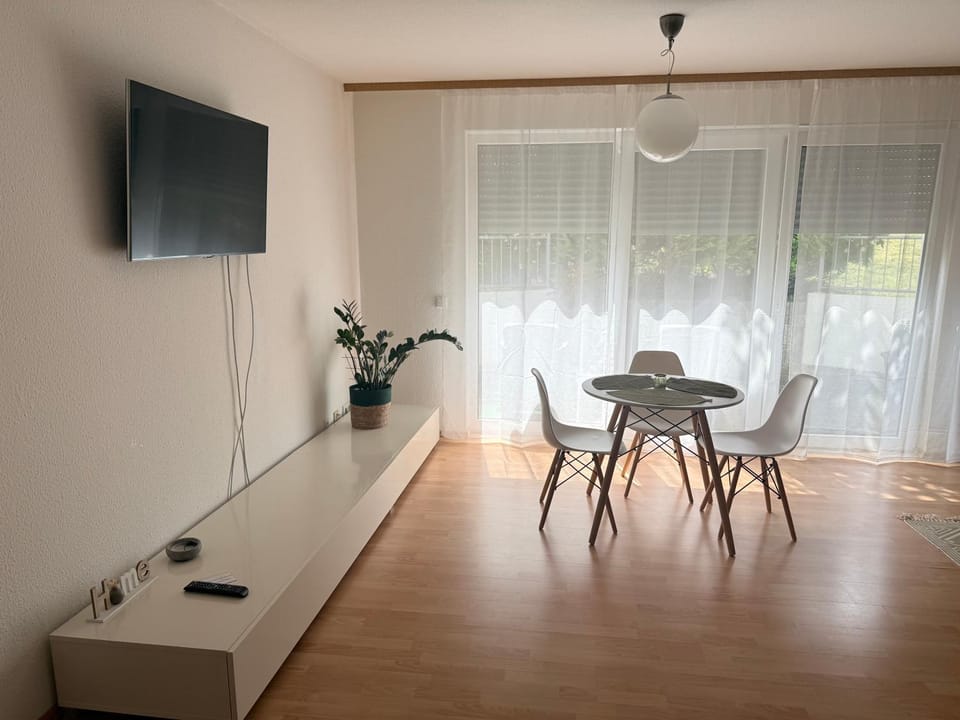 Communal lounge/ TV room, TV and multimedia, Living room, Seating area, Dining area