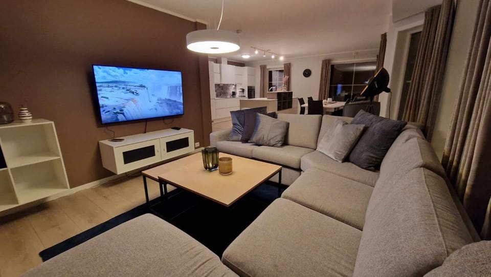 Communal lounge/ TV room, TV and multimedia, Living room, Seating area, Evening entertainment