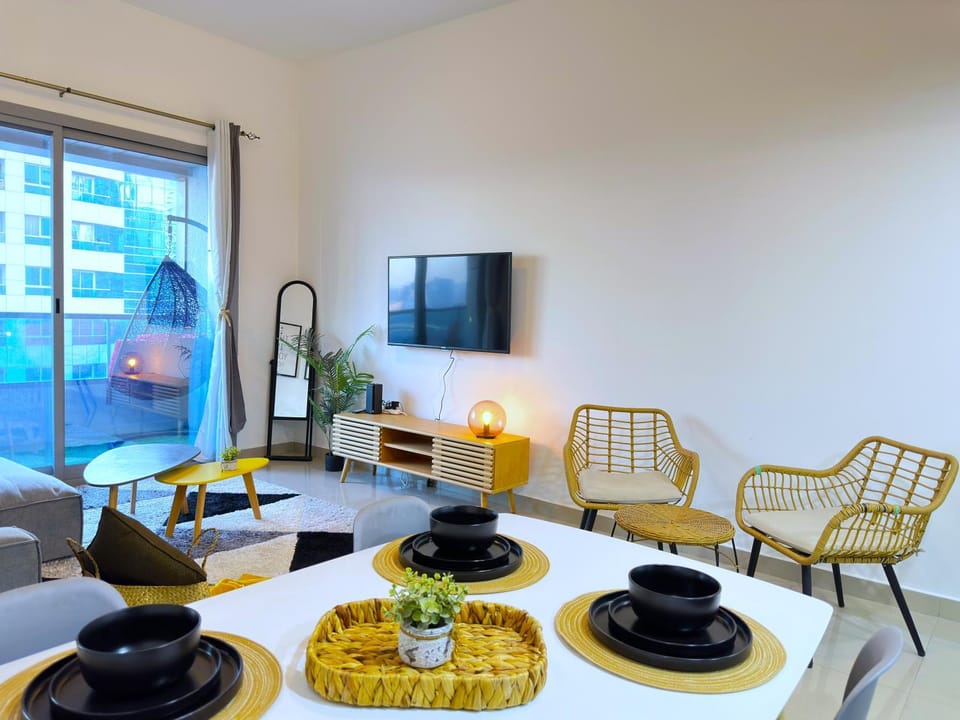 Luxury & Centric Flat with Balcony views in Marina Apartment in Dubai