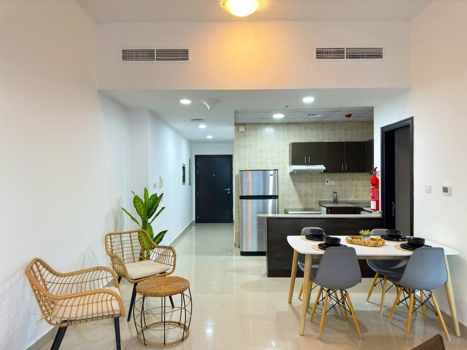 Luxury & Centric Flat with Balcony views in Marina Apartment in Dubai