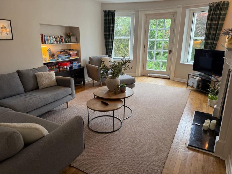 Communal lounge/ TV room, Library, TV and multimedia, Living room, Seating area, Evening entertainment