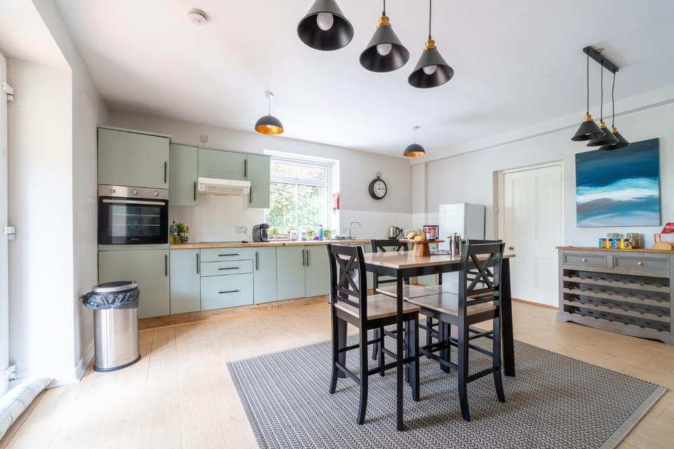 Coffee/tea facilities, microwave, oven, stove, washing machine, kitchen