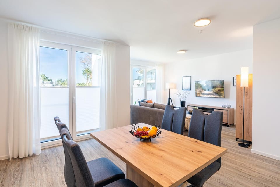 Kitchen or kitchenette, Seating area, Dining area