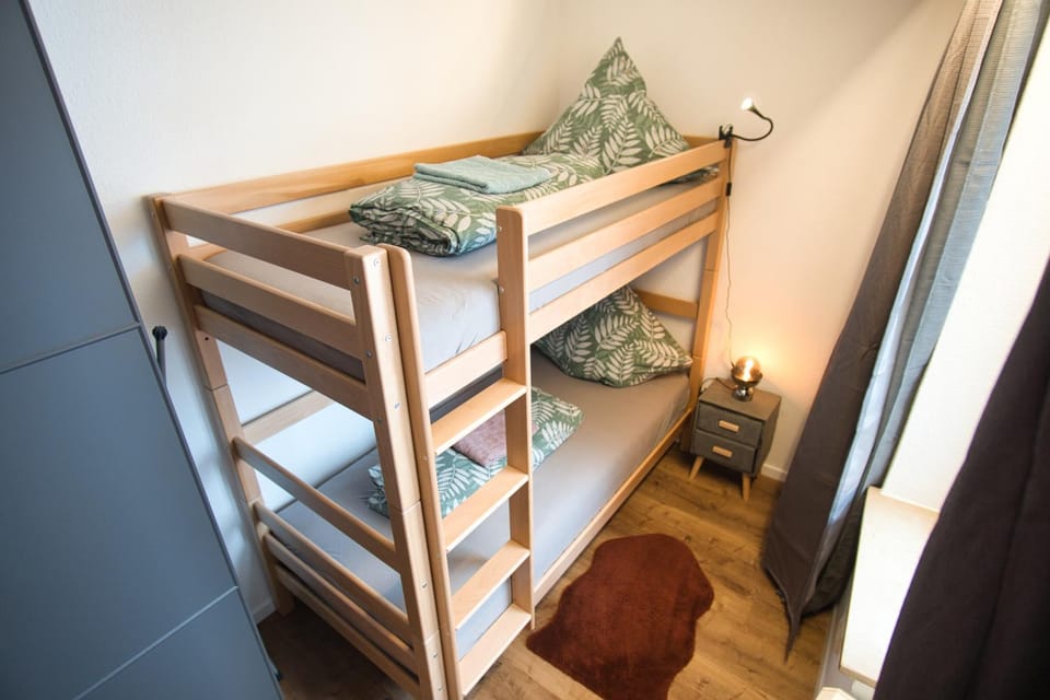 Bedroom, bunk bed