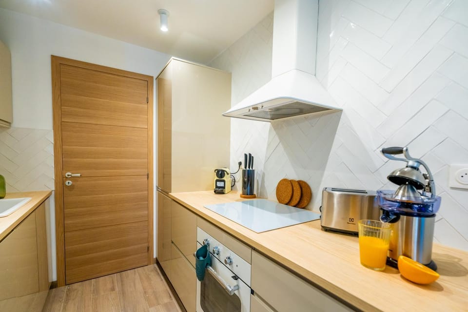 Coffee/tea facilities, Kitchen or kitchenette, minibar, stove