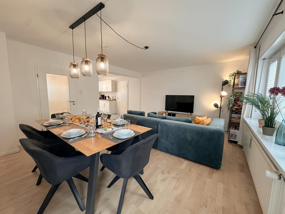 TV and multimedia, Living room, Seating area, Dining area