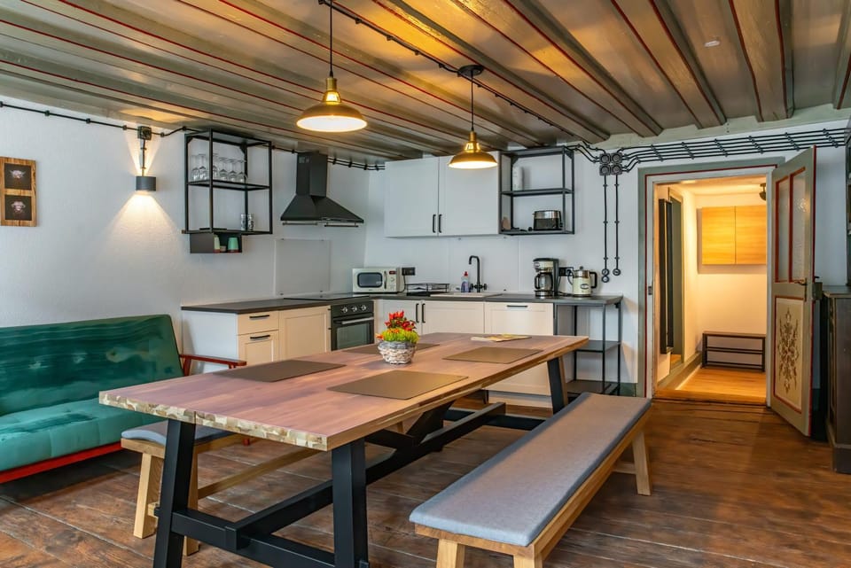 Kitchen or kitchenette, Living room, Seating area, Dining area