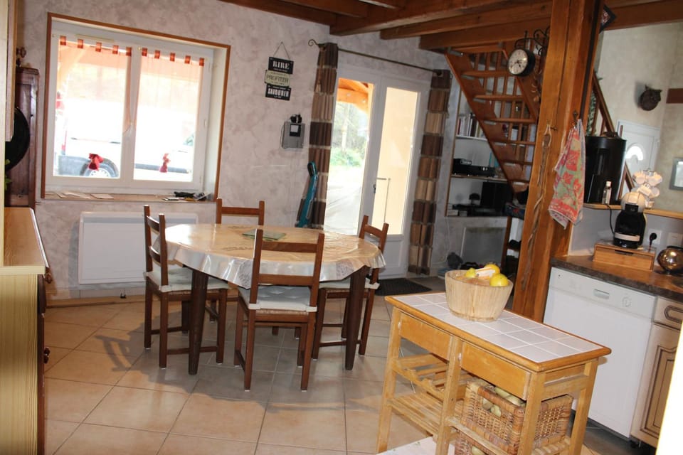Kitchen or kitchenette, Dining area
