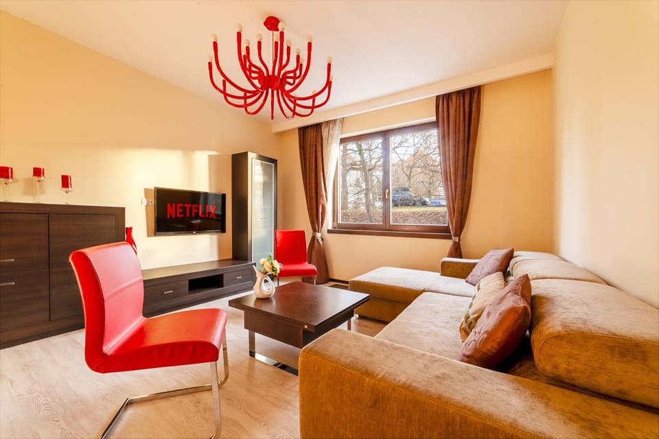 Communal lounge/ TV room, TV and multimedia, Living room, Seating area, Evening entertainment