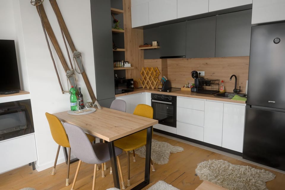 Coffee/tea facilities, Kitchen or kitchenette, Dining area, oven, stove