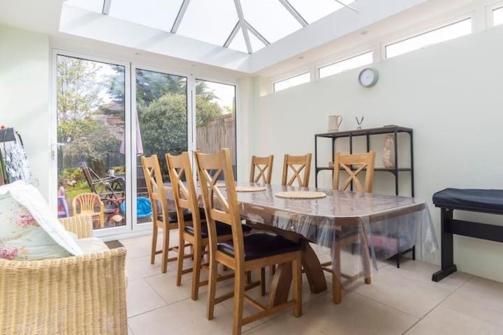 Game Room, Dining area