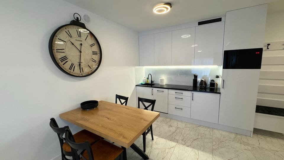 Kitchen or kitchenette, Dining area, stove